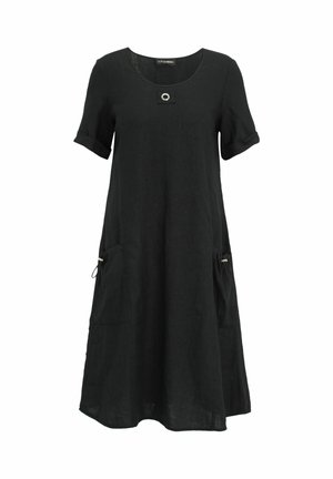 Schwarzes knielanges Kleid mit kurzen umgeschlagenen Ärmeln, rundem Halsausschnitt, zwei vorderen Reißverschlusstaschen und einem dekorativen Metallring-Detail unter dem Kragen.