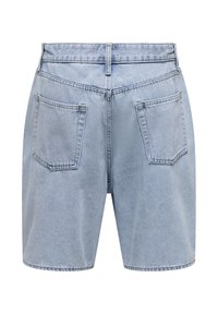Short en denim bleu clair vu de dos, avec deux poches carrées et une passante de ceinture à la taille.