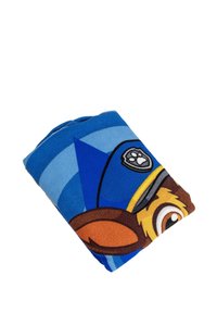 Coperta in pile blu con un cane poliziotto cartoon dalle accenti marroni, arrotolata con un motivo triangolare sullo sfondo. Texture morbida.