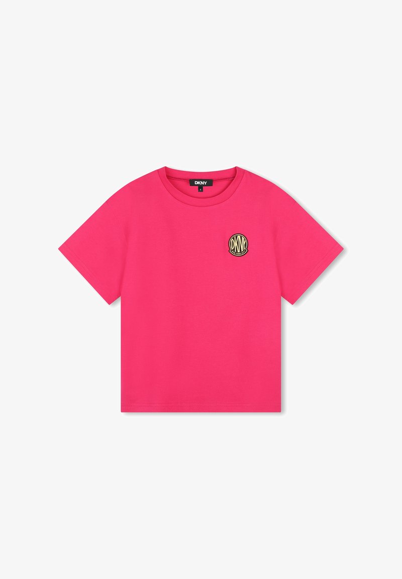 T-shirt rosa brillante a maniche corte in cotone, con scollatura rotonda e una piccola toppa con il logo DKNY sul lato sinistro del petto.
