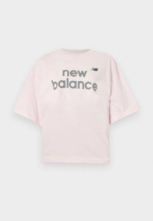 Svetloružové tričko s krátkym rukávom s textom "new balance" a malým čiernym logom "NB" v strede na hrudi.