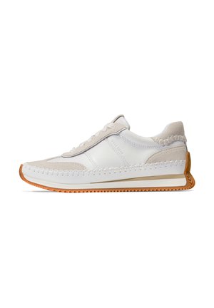 Weiße Sneaker mit einem glatten Leder-Obermaterial, beigen Wildleder-Akzenten, gesteppten Details und einer Gummisohle mit einem strukturierten Griffmuster.