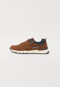 B baskets en daim marron avec des accents bleu marine, présentant un design à lacets, un détail de zip sur le côté, et une semelle texturée blanche et bleu marine.