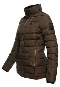 Brun oppustelig jakke med høj krave, lodret quiltet mønster, sort hardware og en lynlås lomme i siden. Har et logo patch på ærmet.