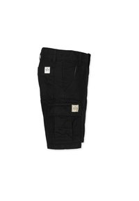 Svarta cargo shorts gjorda av slitstark tyg, med sidofickor, midjeband och märken fram och bak.