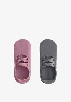 Paar Ballett-Stil No-Show-Socken, eine pinke und eine graue, jeweils mit gekreuzten elastischen Bändern auf weißem Hintergrund.