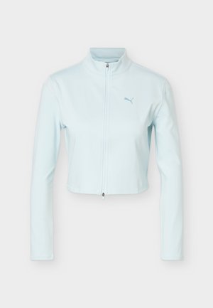 Jasnoniebieska krótka kurtka z długimi rękawami, wysokim kołnierzem, suwakiem z przodu oraz logo Puma na lewej piersi.