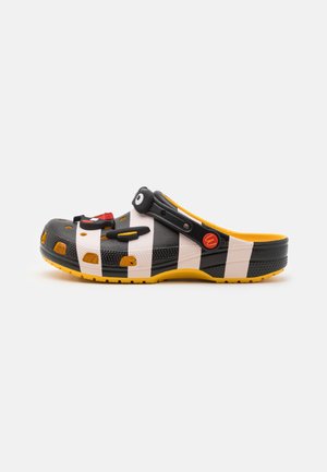 Crocs, MCDONALDS X CLASSIC HAMBURGLA UNISEX - Mules - black/white