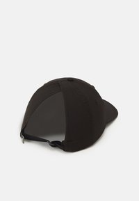Berretto da baseball nero con visiera curvata, realizzato in tessuto morbido. Presenta una fascia regolabile sul retro e fori di ventilazione sui lati.