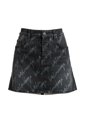Minifalda vaquera negra con botón y cremallera delantero, con estampado diagonal de logo en toda la superficie.