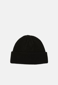 Juodas megztas kepurė su ruoželinėmis tekstūromis ir sulankstytu kraštu. Apvalus viršus su subtiliais vertikaliais siūlais. Lengvas ir elastingas medžiaga.