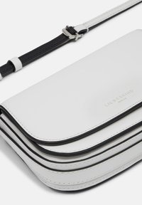 Weißer Leder-Crossbody-Beutel mit Klappe, ausgestattet mit schwarzem Besatz, silbernen Beschlägen und einer strukturierten Oberfläche. Verstellbarer Schultergurt enthalten.
