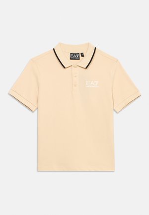 Μπεζ πόλο μπλούζα με κοντά μανίκια, μαύρη επένδυση στο γιακά και λογότυπο EA7 Emporio Armani στο στήθος και στο εσωτερικό του γιακά.