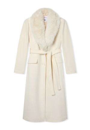 Cappotto di lana color crema con un ampio colletto in pelliccia sintetica, cintura da annodare e due tasche laterali; lunghezza al ginocchio con maniche lunghe.
