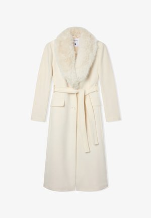 Cappotto di lana color crema con un ampio colletto in pelliccia sintetica, cintura da annodare e due tasche laterali; lunghezza al ginocchio con maniche lunghe.