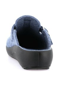 Le zoccoli di feltro blu presentano un retro arrotondato, lati aperti e una resistente suola in gomma nera, enfatizzando il comfort e il supporto nel design.