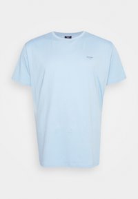 T-shirt in cotone azzurro chiaro con collo a giro, maniche corte e un piccolo logo sul petto sinistro. Texture liscia.