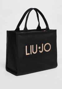 Borsa a tracolla in nylon nero con manici neri, caratterizzata da un logo dorato lucido "LIU·JO" stampato sul davanti. Design squadrato con una forma strutturata.