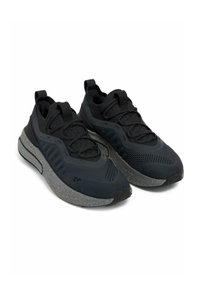 Scarpe da ginnastica nere con tomaia in rete strutturata e suola in schiuma leggera. Presentano un tallone sagomato e lacci elastici per una vestibilità sicura.