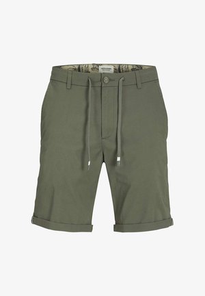 Shorts pour hommes couleur vert olive avec cordon de serrage, fermeture à bouton, poches latérales, passants pour ceinture et ourlets retroussés, ceinture intérieure à motifs visible.