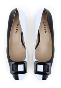 Ballerine con design bianco e nero, materiale in pelle liscia, punta affusolata e un evidente dettaglio con fibbia quadrata nera.