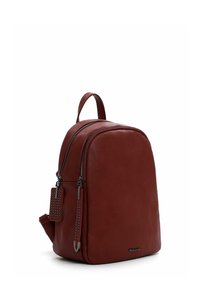Sac à dos en cuir rouge avec un design arrondi, des fermetures à glissière doubles, des accents métalliques décoratifs et une poignée supérieure pour un transport facile.