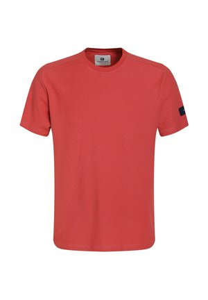 T-shirt a maniche corte in tessuto corallo testurizzato, con scollatura rotonda e un piccolo patch logo blu navy sulla manica sinistra.