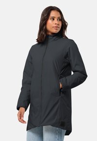 Veste imperméable noire avec un col haut, une fermeture éclair sur le devant, des manches longues et des poches latérales. Présente une coupe décontractée et un dos plus long.