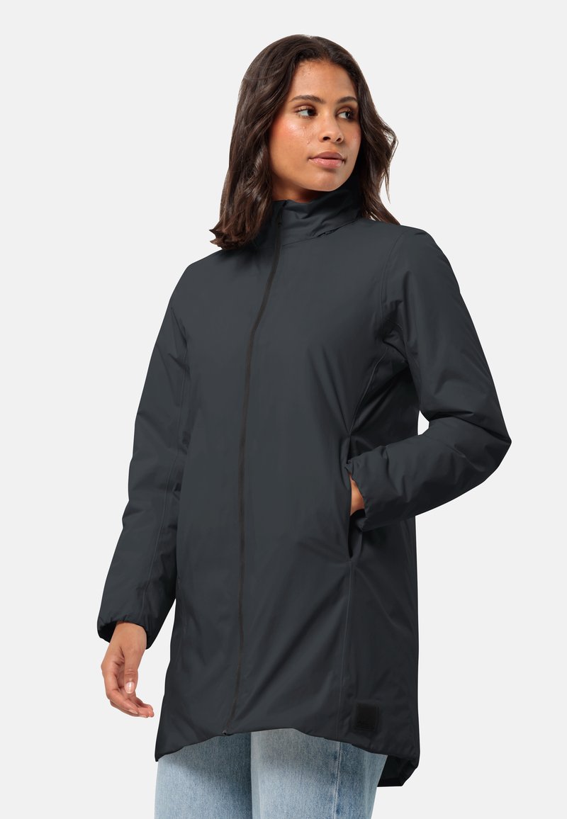 Veste imperméable noire avec un col haut, une fermeture éclair sur le devant, des manches longues et des poches latérales. Présente une coupe décontractée et un dos plus long.
