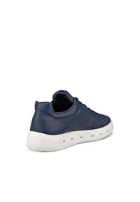 Sneaker in pelle blu navy con suola in gomma bianca. Presenta un profilo low-top, punta arrotondata e dettagli testurizzati sul tallone.