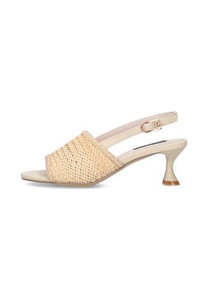Sandalo slingback beige con cinturino frontale intrecciato, tacco curvo di altezza media e fibbia dorata sulla cinghia regolabile alla caviglia.