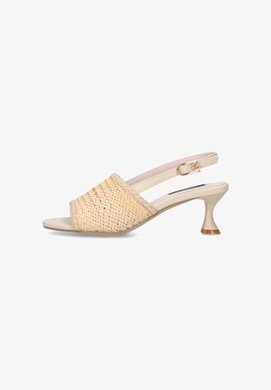 Sandalo slingback beige con cinturino frontale intrecciato, tacco curvo di altezza media e fibbia dorata sulla cinghia regolabile alla caviglia.