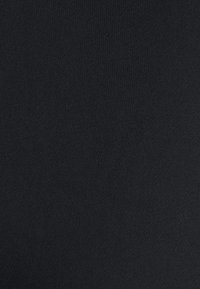 Schwarzer Stoff mit glatter, gleichmäßiger Textur und einem konsistenten Strickmuster. Keine ausgeprägten Muster oder Hardware sichtbar.