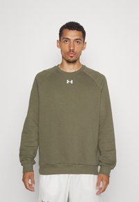Olivgrüner Sweatshirt mit gerippten Bündchen und Saum, mit einem weißen Logo auf der Brust. Weiche Textur und entspannte Passform.