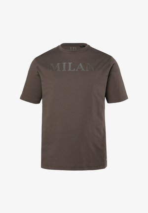 Bruin T-shirt met korte mouwen en een ronde hals, met "MILAN" in reliëf over de borst in een iets donkerdere tint.