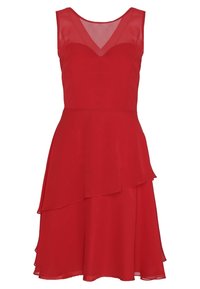 Robe sans manches rouge avec un design de jupe à couches, présentant un décolleté en V et des accents en tissu transparent sur le corsage. Texture de tissu lisse.