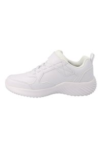 Chaussure de sport blanche avec une tige synthétique lisse, bout arrondi, col rembourré, fermeture à lacets et Velcro, et semelle extérieure en caoutchouc texturé.