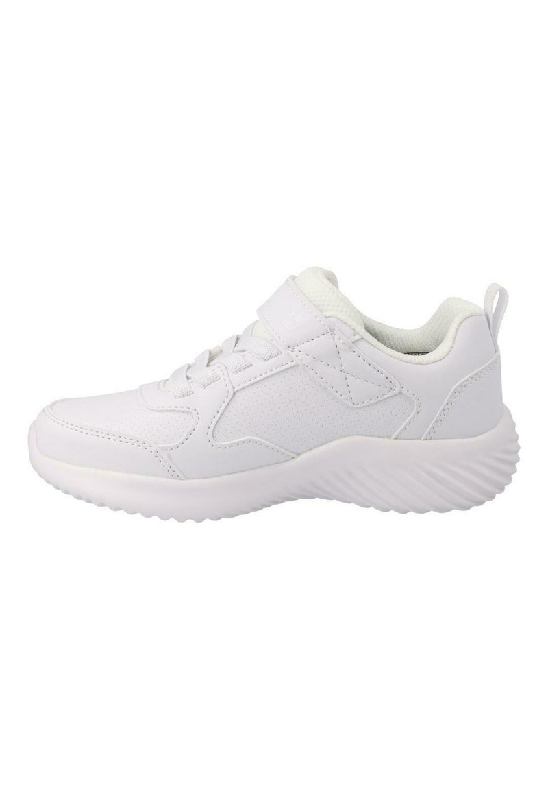 Chaussure de sport blanche avec une tige synthétique lisse, bout arrondi, col rembourré, fermeture à lacets et Velcro, et semelle extérieure en caoutchouc texturé.