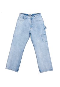 Pantalones cargo de mezclilla azul claro con un diseño de pierna recta, bolsillo lateral y pasadores para cinturón. Presenta una textura ligeramente desvaída y costuras clásicas.