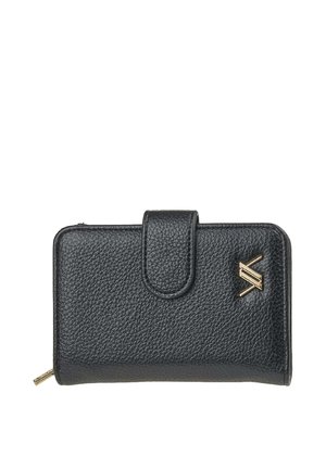 Cartera de piel negra texturizada con cierre a presión y emblema del logo en tono dorado en el frente, detalle de cremallera visible en la parte inferior izquierda.