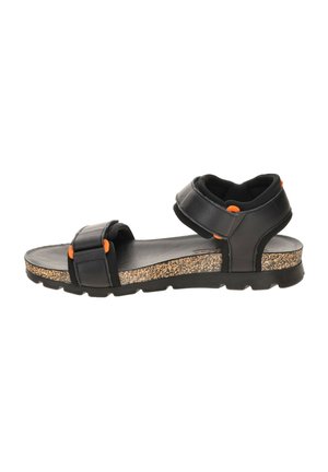 Schwarze Sandale mit verstellbaren Riemen, orangefarbenen Verschlüssen, korkstrukturierter Zwischensohle und dicker Gummisohle, seitlich auf weißem Hintergrund gezeigt.