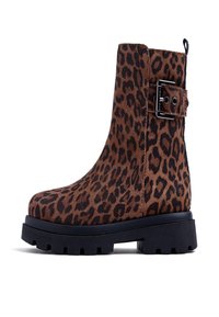 Stivaletti alla caviglia con stampa leopardata, finitura in suede marrone, suola in gomma nera e dettaglio con fibbia laterale. Suola spessa e testurizzata per una buona presa.