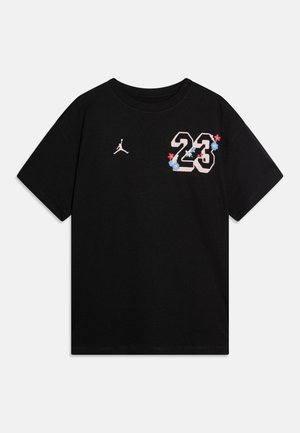 Černé bavlněné tričko s malým bílým logem Jumpman a vyšitým číslem "23" s květinovými akcenty v červené a modré barvě na přední straně.