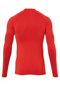 T-shirt de sport à manches longues rouges, fabriqué dans un tissu extensible et lisse. Il présente un col rond et une coupe ajustée avec des manches raglan.