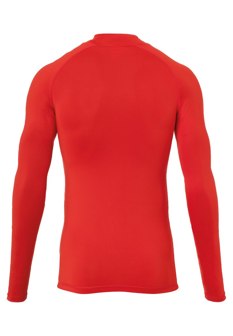 T-shirt de sport à manches longues rouges, fabriqué dans un tissu extensible et lisse. Il présente un col rond et une coupe ajustée avec des manches raglan.