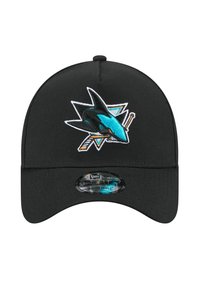 Casquette noire avec une visière courbée, arborant un logo de requin brodé en teal et blanc sur le devant, et une sangle arrière ajustable.