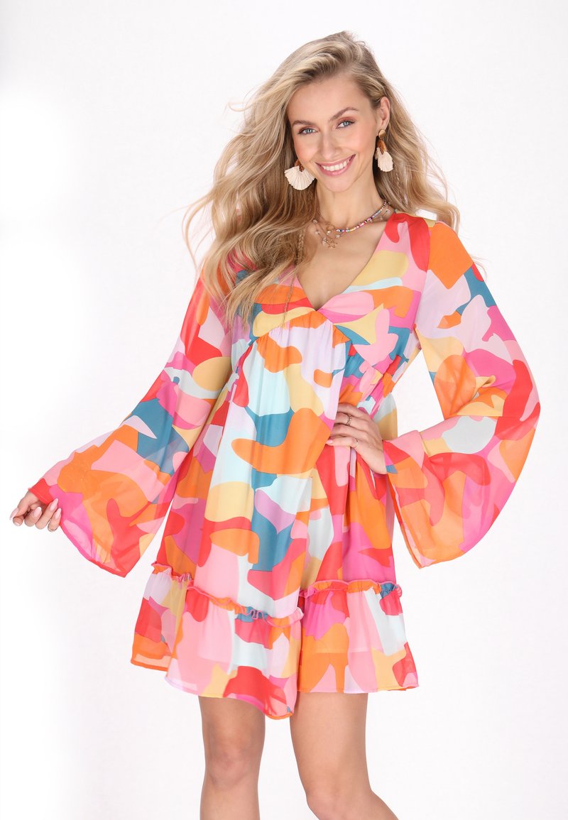 Rochie scurtă, colorată, dintr-un material ușor, care prezintă un amestec de modele abstracte în nuanțe de roz, portocaliu și albastru; mâneci evazate și tiv volan.