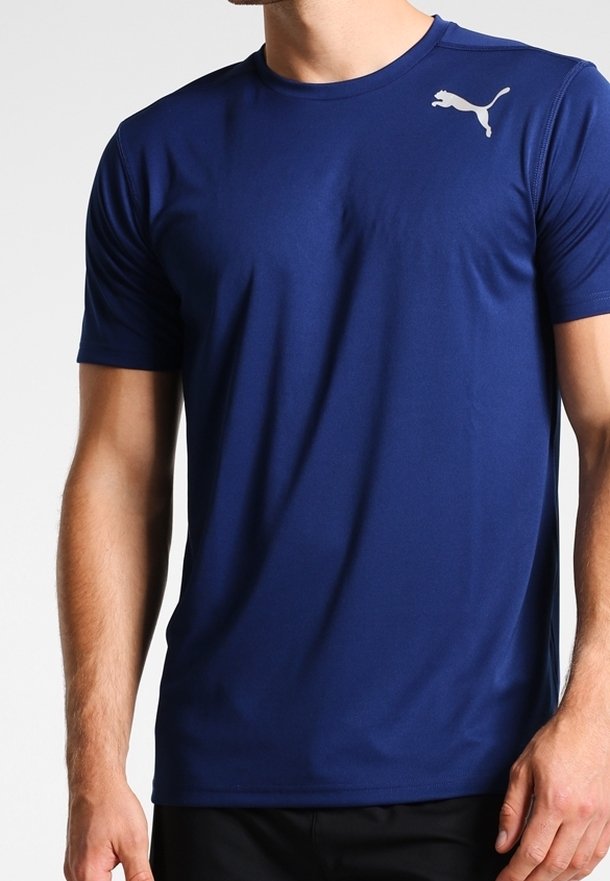 Námořnická modrá sportovní tričko, krátké rukávy, vyrobené z lehkého, hladkého materiálu. Obsahuje stříbrné logo na levé části hrudníku.