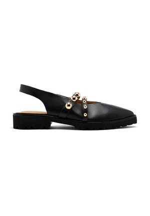 Scarpa slingback in pelle nera con suola piatta in gomma, caratterizzata da dettagli in metallo dorato e una punta a forma appuntita.