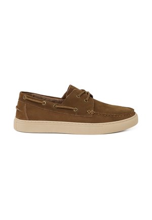 Scarpa da barca in camoscio marrone con suola in gomma beige, chiusura frontale con lacci e occhielli laterali, mostrata dal lato esterno su sfondo bianco.